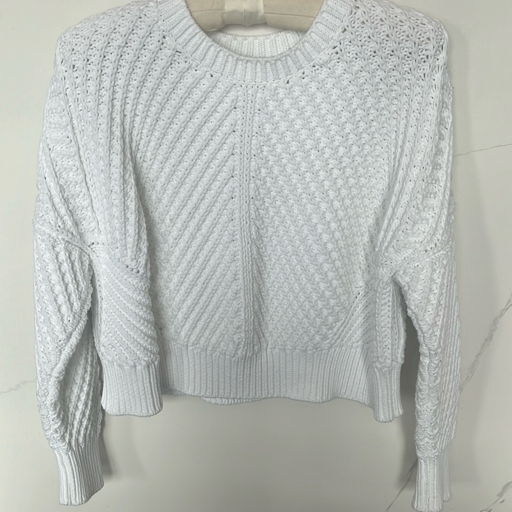 Vince cropped white sweater. Size small. 55% cotton 45% polyamide.